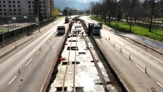 Kartepe tramvay hattında raylar döşenmeye başladı