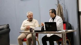 Kartepe'de tiyatro oyunu izleyicileri büyüledi