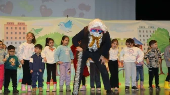 "Çayırovalı çocuklar tiyatroyla eğlendi"