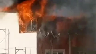 Kocaeli'de 5 katlı binanın çatı katı alevlere teslim oldu: Mahalleli sokağa döküldü