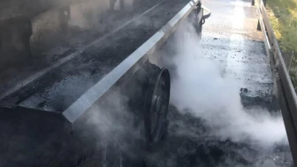 Kocaeli TEM'de korku dolu anlar: Seyir halindeki tır alev alev yandı