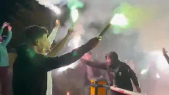 Şampiyon Kocaelispor taraftarı sınır tanımadı: Kutlama için soluğu takımın İstanbul'daki otelinde aldılar