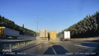 Kocaeli TEM Otoyolu'nda 3 araç birbirine girdi: Zincirleme kaza anbean kamerada