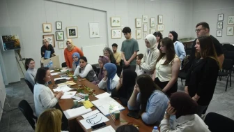 Düzce Üniversitesi'nde fırçalar konuştu: Bitkilerin anatomik sırları bu atölyede çizildi