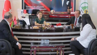 Makam koltuğunu 4. Sınıf öğrencisi devraldı: Tanju Özcan, başkanlık koltuğunu Ali Ömer İbar'a devretti