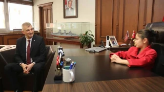 Başkan Sezer koltuğunu 3. sınıf öğrencisi Aslı'ya devretti: Minik başkanın ilk talimatı ne oldu