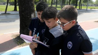 23 nisan'da denetimler minik zabıtalardan: Zabıta üniforması giyen minik öğrenciler çevre kirliliği ve trafik denetimi gerçekleştirdi