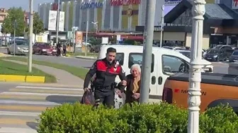 Yunus polisinden örnek davranış: Yürümekte zorlanan yaşlı kadına böyle yardım ettiler