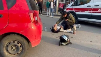 Kocaeli'de otomobil motosiklete çarptı: Sürücü yola savrulup yaralandı
