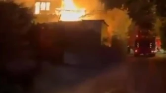 Cenazeye giden ailenin evi alevlere teslim oldu: İki katlı ev alev alev yandı