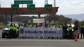Bolu'da öğrencilerden sürücülere emniyet kemeri hatırlatması