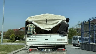 Sakarya'da pes dedirten anlar: Çocukları kamyonet kasasında böyle taşıdılar