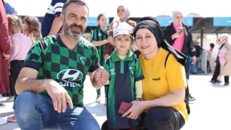 Kocaeli sokaklara aktı: Hem 23 Nisan hem Süper Lig coşkusu yaşandı