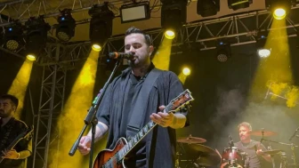 Düzce'de binlerce genç Pera konserinde sağanağa meydan okudu