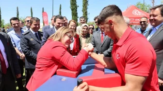 Fatma Şahin, 19 Mayıs'ta sporcuyla bilek güreşi yaptı! Zorlu mücadeleye damga vurdu