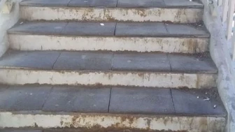 Gölcük'te yaya üst geçidinde güvenlik tehlikesi! Hasarlı zeminler kazaya sebep olacak