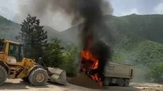 Sinop'ta kamyon alev alev yandı! Sürücü kurtulmayı başardı, ama geriye ne kaldı?