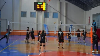Voleybol turnuvasında şampiyon gençlik spor oOldu: Ödüller sahiplerini buldu