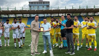 Ağrı futbolunun duayeni Muhammed Sevim, 14 yıl sonra hakemlik kariyerini noktalamak için veda etti