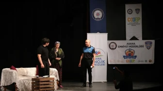 Adana'da tiyatroda öğrencilerle polis bir arada: "Bir Kadının Rüyası" büyük ilgi gördü