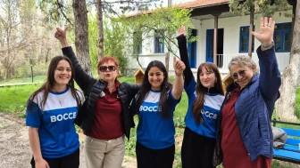 Eskişehir'de Tazelenme Üniversitesi öğrencileri bocce ile tanıştı: Lise ile dostluk maçı heyecanı