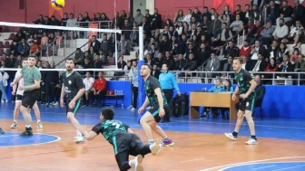 Çal’da filenin şampiyonu belli oldu: Çal Kaymakamlık Voleybol Turnuvası çekişmeye sahne oldu