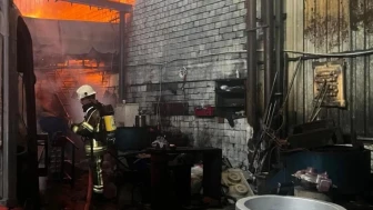 İzmir'de metal döküm atölyesinde yangın: İtfaiye ekiplerince söndürüldü