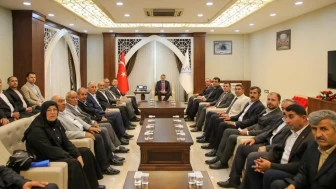 Vali Çelik, Şemdinli muhtarlarıyla bir araya geldi: Vatandaşların talepleri dinlendi