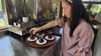 Gölcük'te Örcün Down Kafe özel çalışanlarıyla açıldı