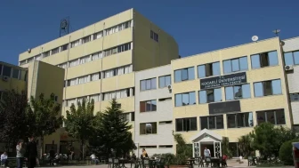 Kocaeli Üniversitesi'nde deprem sonrası çatlak paniği: Öğrenciler alternatif çözüm istiyor