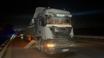 Eskişehir'de tır kazası: Sürücü kabinde sıkıştı, hastaneye kaldırıldı