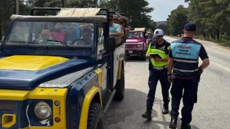 Marmaris’te jeep safari araçlarına jandarma denetimi: Muğla'da trafik ihlali yapan araçlara cezai işlem uygulandı