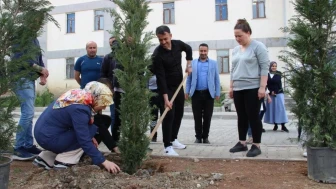 Hakkari'de üniversite yurt bahçesinde fidan dikim etkinliği: Yurt bahçeleri daha yaşanabilir hale getirildi