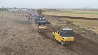 Şırnak'ta bsk asfalt serimi başladı: İlk serim İdil Köyceğiz köyü şeker mezrasında gerçekleştirildi