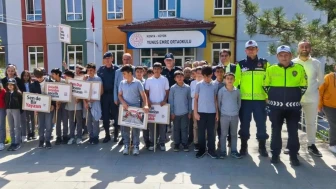 Hüyük'te Karayolu Trafik Haftası'nda öğrencilerden sürücülere çarpıcı uyarılar