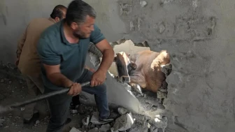 Batman'da inek kurtarma operasyonu: Duvar arasında sıkışan inek için vatandaşlar seferber oldu