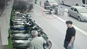 Kafasını Çöp Konteynerine Çarptı, KimAntalya'da alkollü şahsın başına çöp konteyneri çarptı, hastaneye gitmeyi reddettise Hastaneye Gitmeye İkna Edemedi