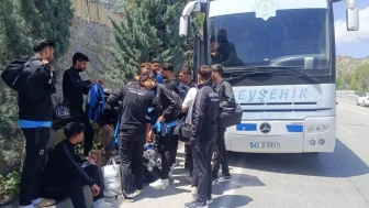 Beyşehir Demirspor'un otobüsü patlayan lastikle zor durumda kaldı, futbolcular taksiyle maça yetişti