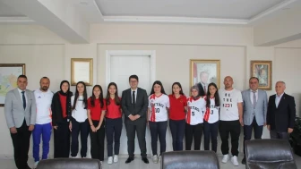 Kula'nın genç softbol yıldızları Kaymakam Özdemir'le buluştu: Hedef milli sporcu olmak