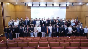 Ünlü tasarımcı Erbakan Malkoç, Mudanya Üniversitesi'nde gençlere hayallerinin peşinden gitmeleri için ilham verdi!