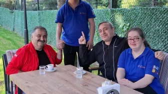 Düzceli Nurullah Çelebi ile ünlü sanatçılar 'Kadın Kafası' oyunu öncesi Kusursuz Kafe'de buluştu