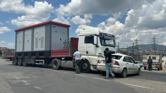 Adıyaman'da tır ve otomobil çarpıştı: 1 kişi yaralandı