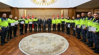 Kocaeli Valisi Aktaş, trafik personeline başarı belgelerini takdim etti