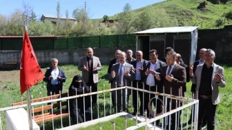 Şehit Selami Aslan, kabri başında dualarla anıldı; Oltu halkı vefasını gösterdi