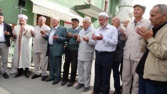 Kütahya Hisarcık'ta 19 hacı adayı kutsal topraklara dualarla uğurlandı