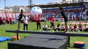 Van'da 19 Mayıs coşkusu: Gençler sporla göz doldurdu!