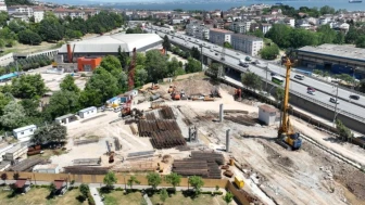 Derince metro istasyonlarında ağaçlar yeni alanlara taşındı