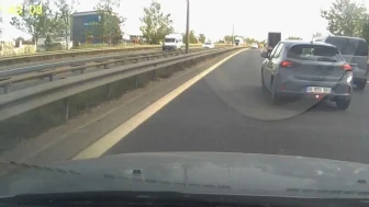 Çılgın Sürüşler: İki Otomobil Sürücüsü Trafiği Tehlikeye Attı!