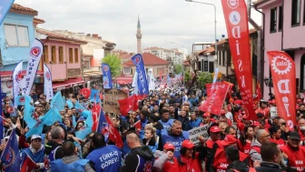 Eskişehir'de 1 Mayıs coşkusu: Kortejler eşliğinde kutlamalar
