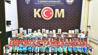 Afyonkarahisar'da kaçakçılık operasyonu: Binlerce telefon parçası ele geçirildi